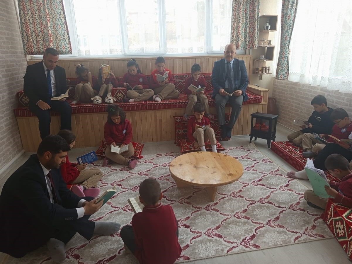 Yeni yapılan kültür odasında kitap okuma etkinliği gerçekleştirildi
