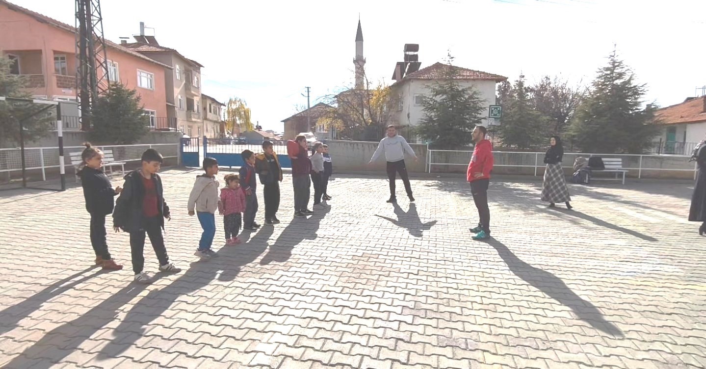 Altıntaş Zafer İlkokulu’nda özel öğrencilerin sabah sporu coşkusu
