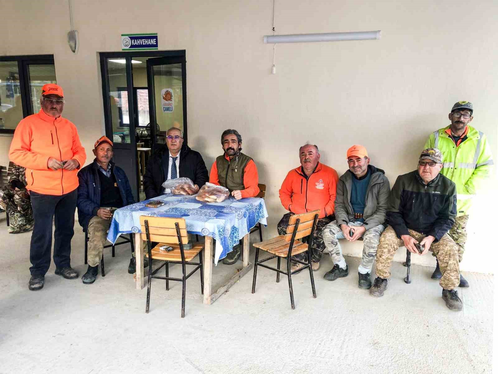 Mahsullerini korumak isteyen üreticiler domuzlarla mücadele ediyor