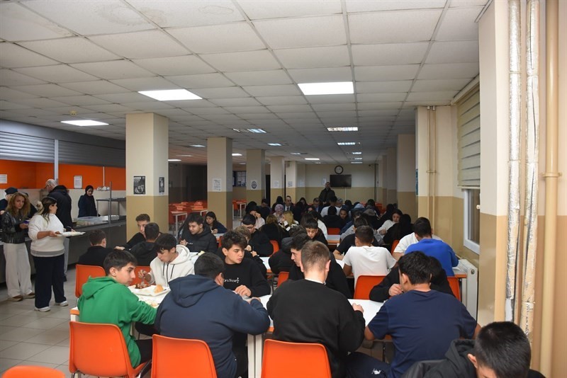 Kaymakam Güldoğan pansiyonda öğrencilerle yemek yedi