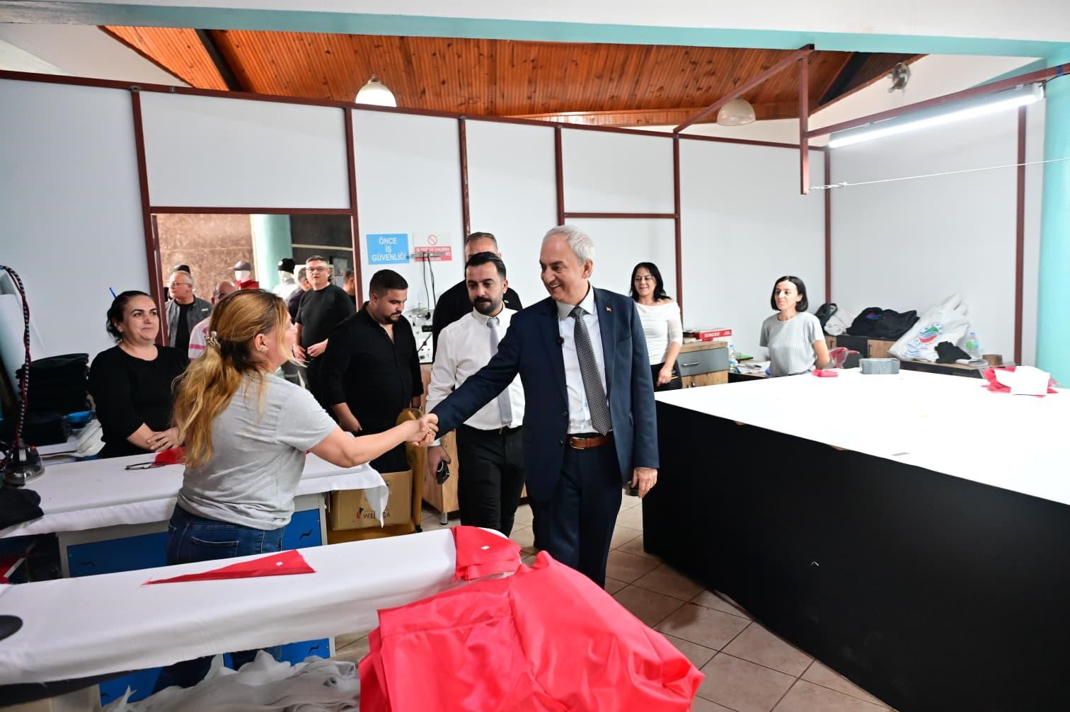 Başkan Kocagöz kadın emeğiyle üretilen yağmurlukları bizzat test etti
