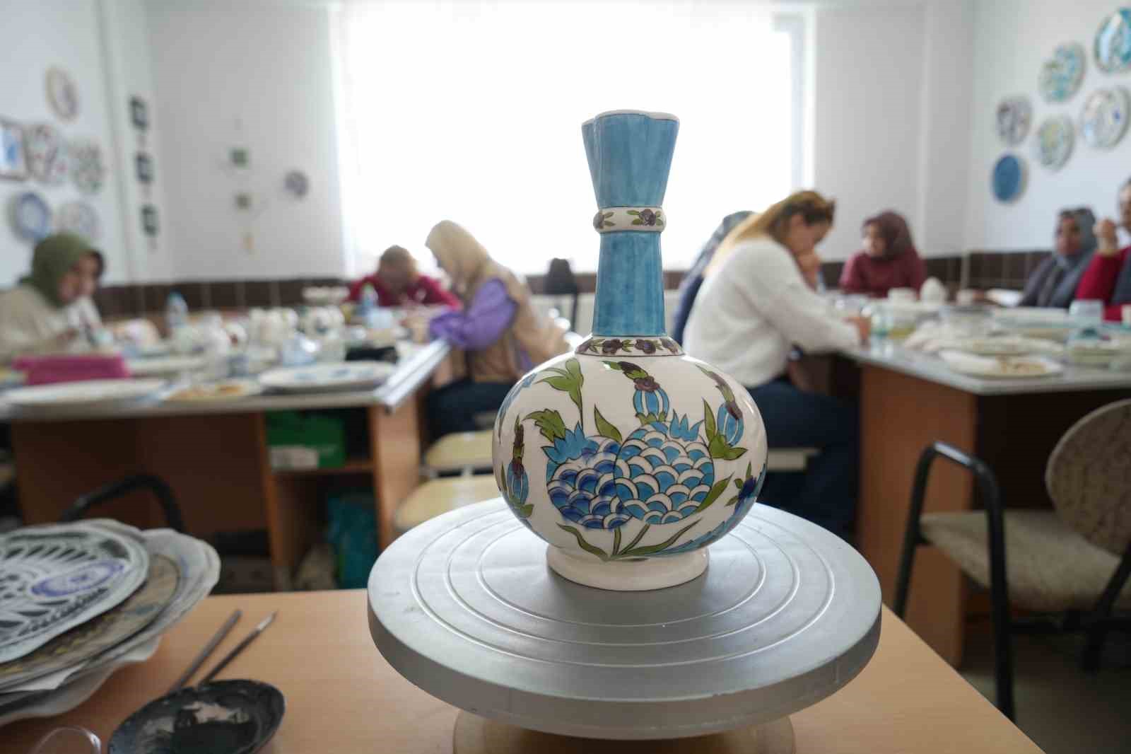 Niğde’de renklerin ve motiflerin buluştuğu çini atölyesine büyük ilgi
