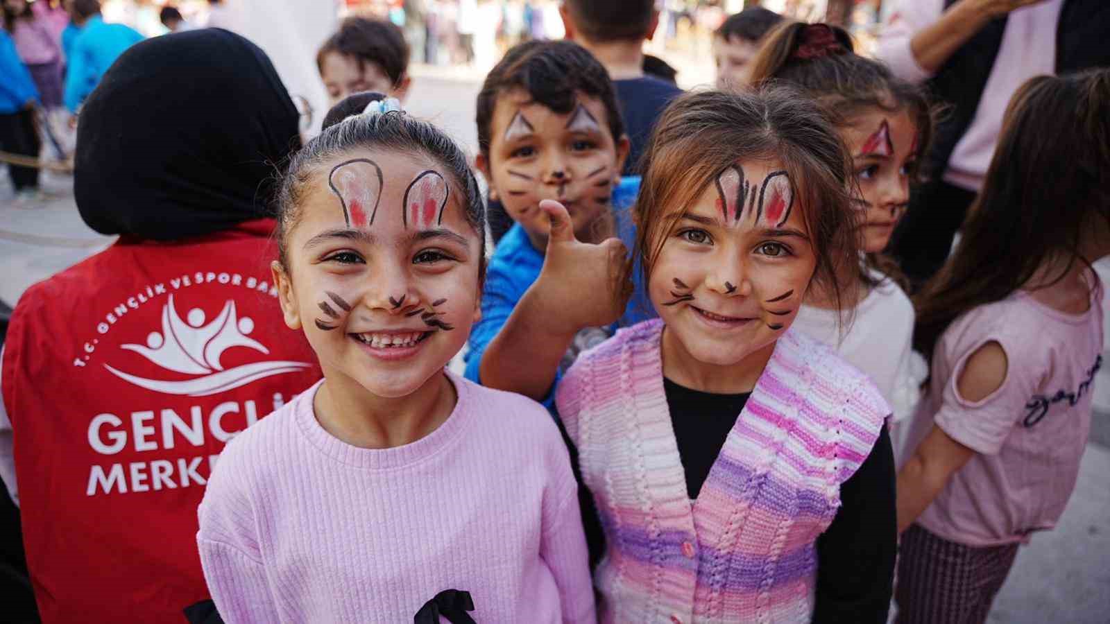 Sındırgı’da deprem sonrası çocuklara moral desteği
