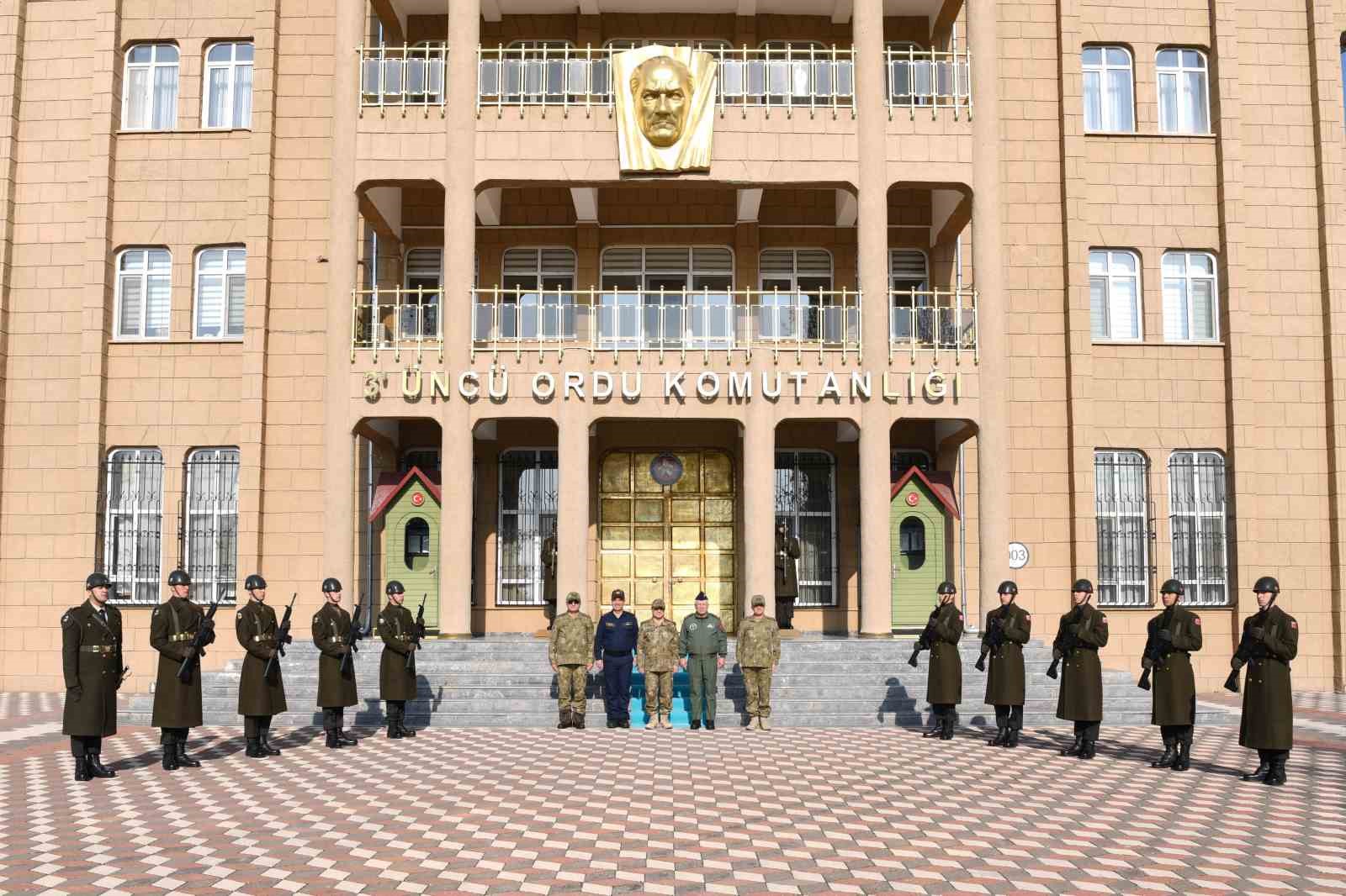 Genelkurmay Başkanı Bayraktaroğlu, 3’üncü Ordu Komutanlığını ziyaret etti
