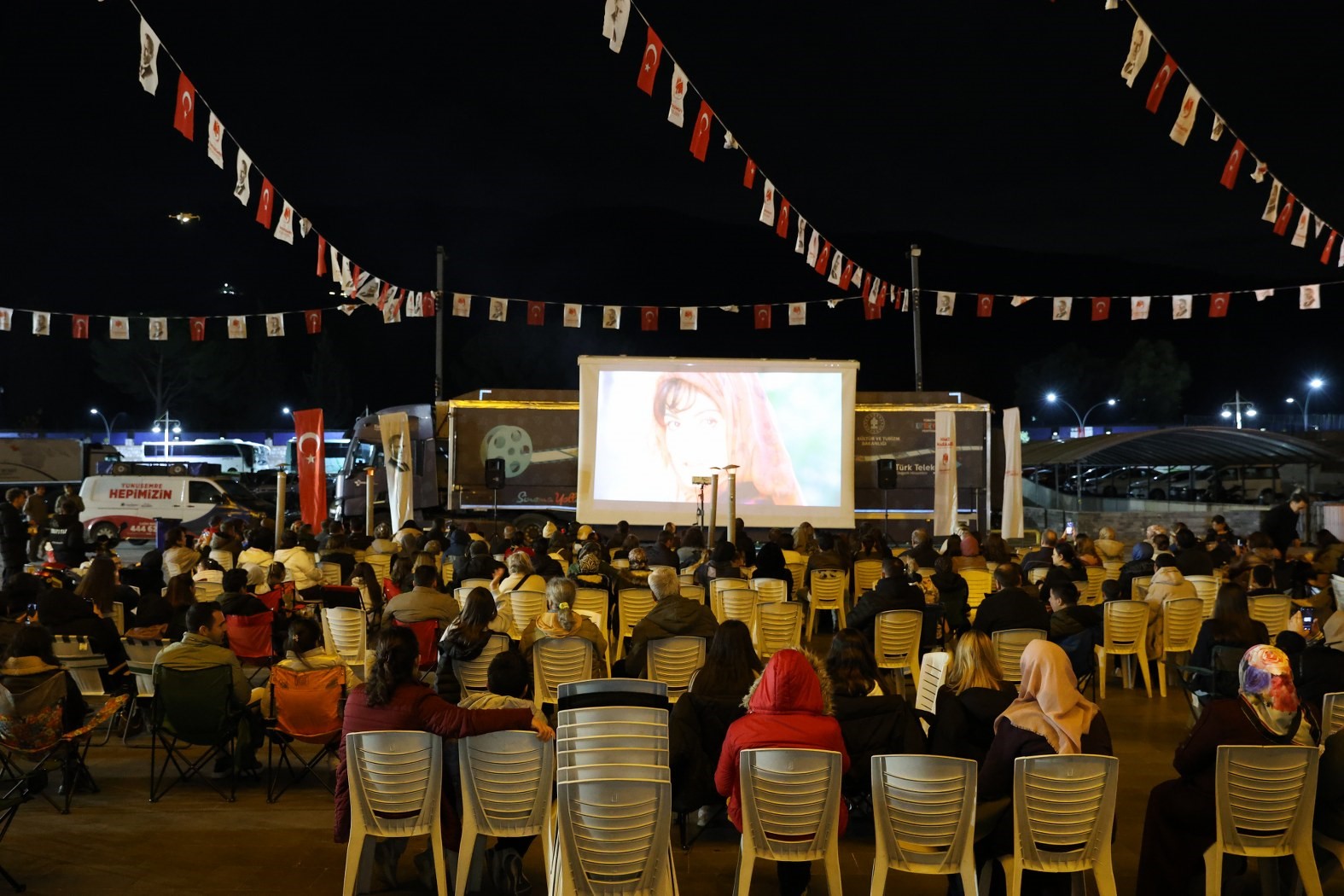 Yunusemre Belediyesinden vatandaşlara açık havada sinema keyfi
