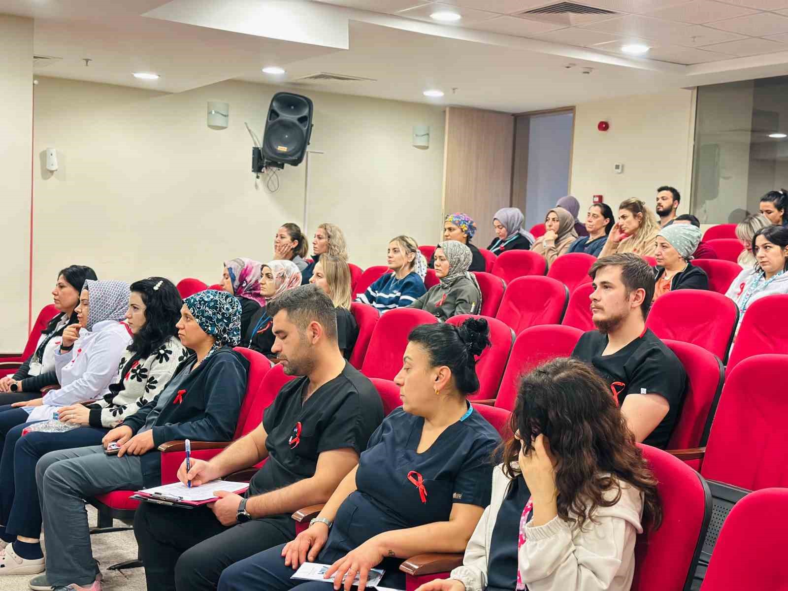 Siirt’te hastane personellerine kan yoluyla bulaşan hastalık eğitimi
