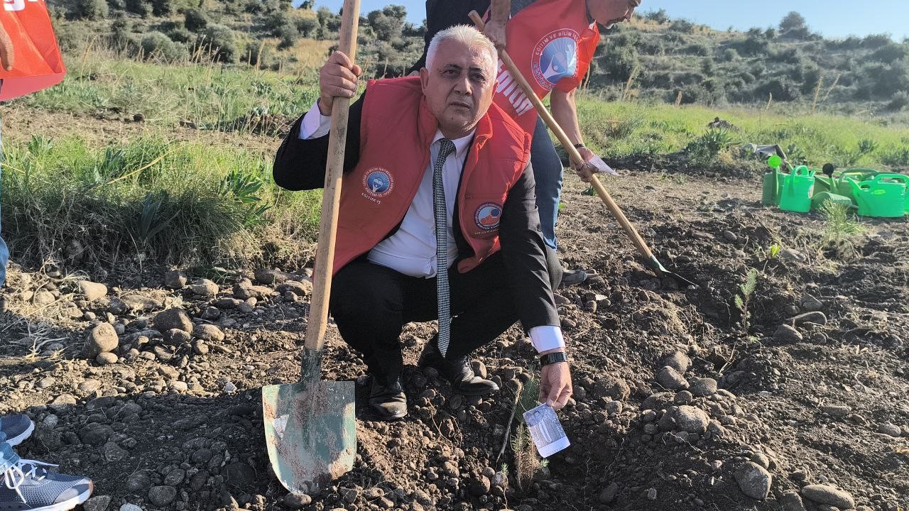 Öğretmenler, şehit ve depremde kaybedilen meslektaşları için fidan dikti