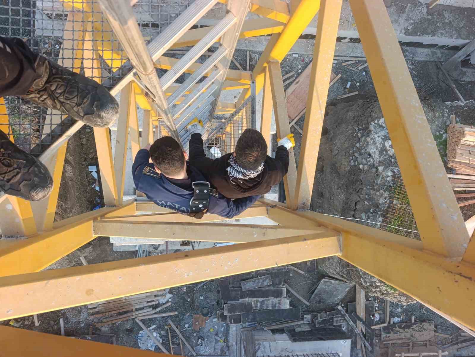 Çalıştığı esnada rahatsızlanan kule vinç operatörü operasyonla kurtarıldı
