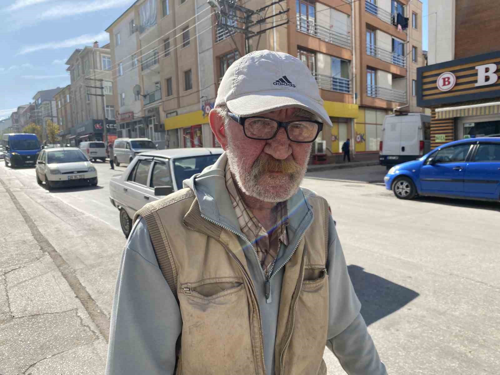 ‘Ekmek Teknesi’ yazılı el arabası ile her gün saatlerce atık malzeme topluyor
