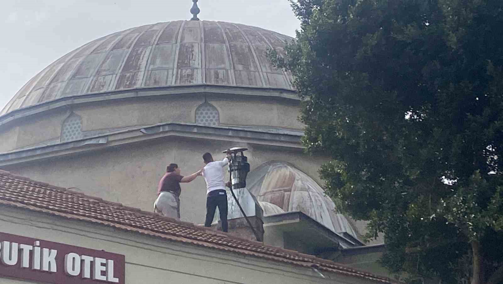 Antalya’da restoran bacasındaki yangın sokağı dumana boğdu
