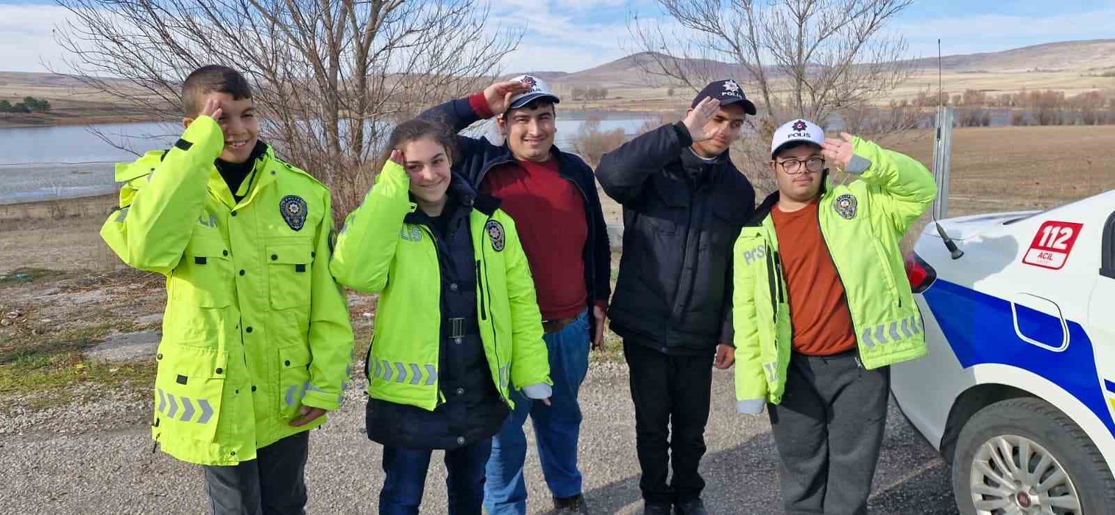 Özel öğrenciler polis üniforması ile denetim yaptı
