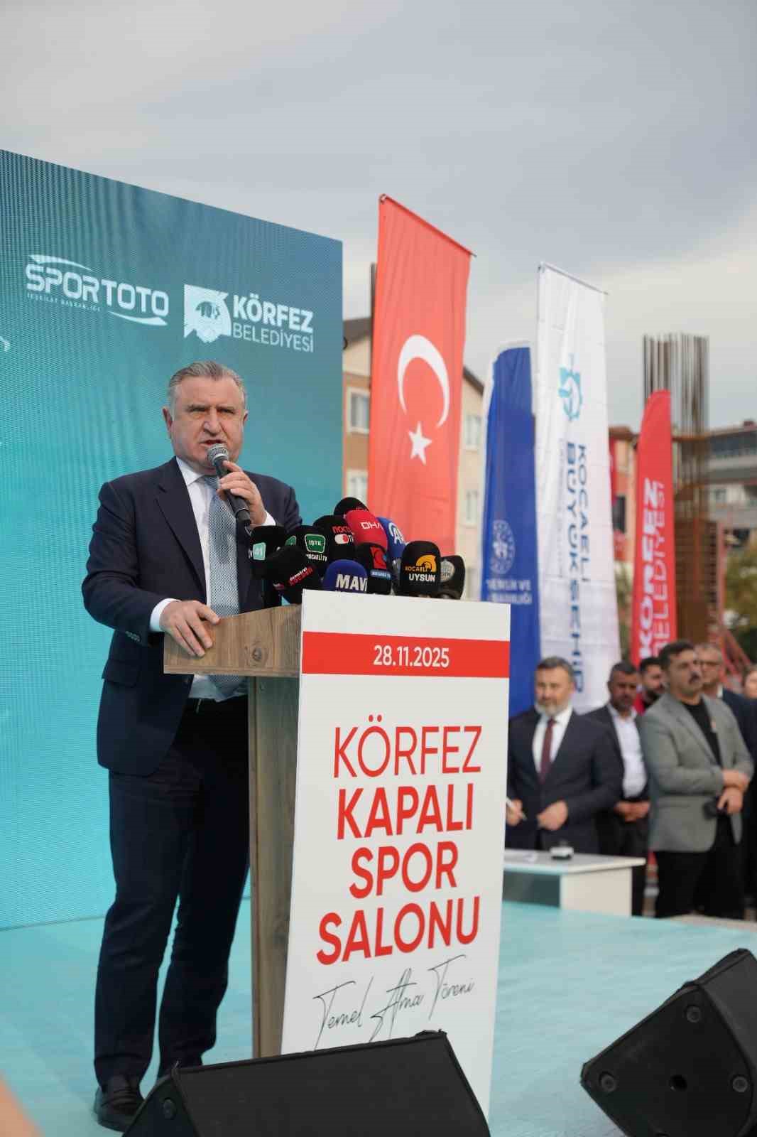 Bakan Bak: "Türkiye şu anda spor tesisi devrimi yaşıyor"