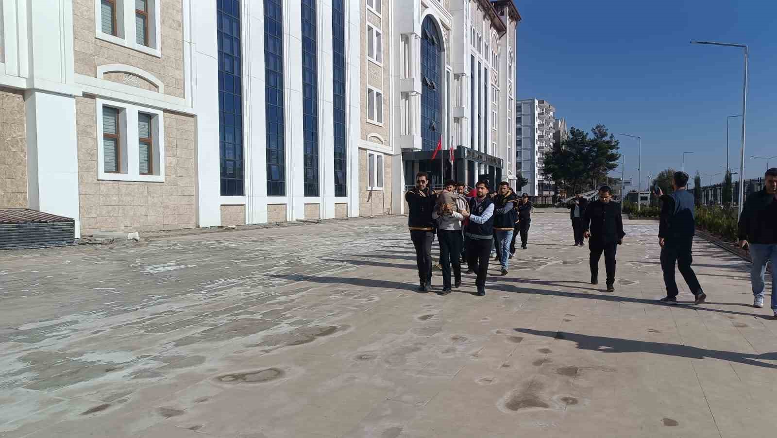 Masaj salonlarına fuhuş operasyonunda 6 kişi tutuklandı
