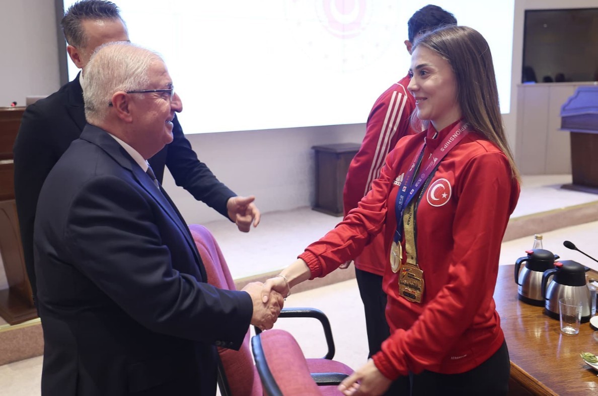 Bakan Güler’den Tekvando Milli Takımı’na tebrik
