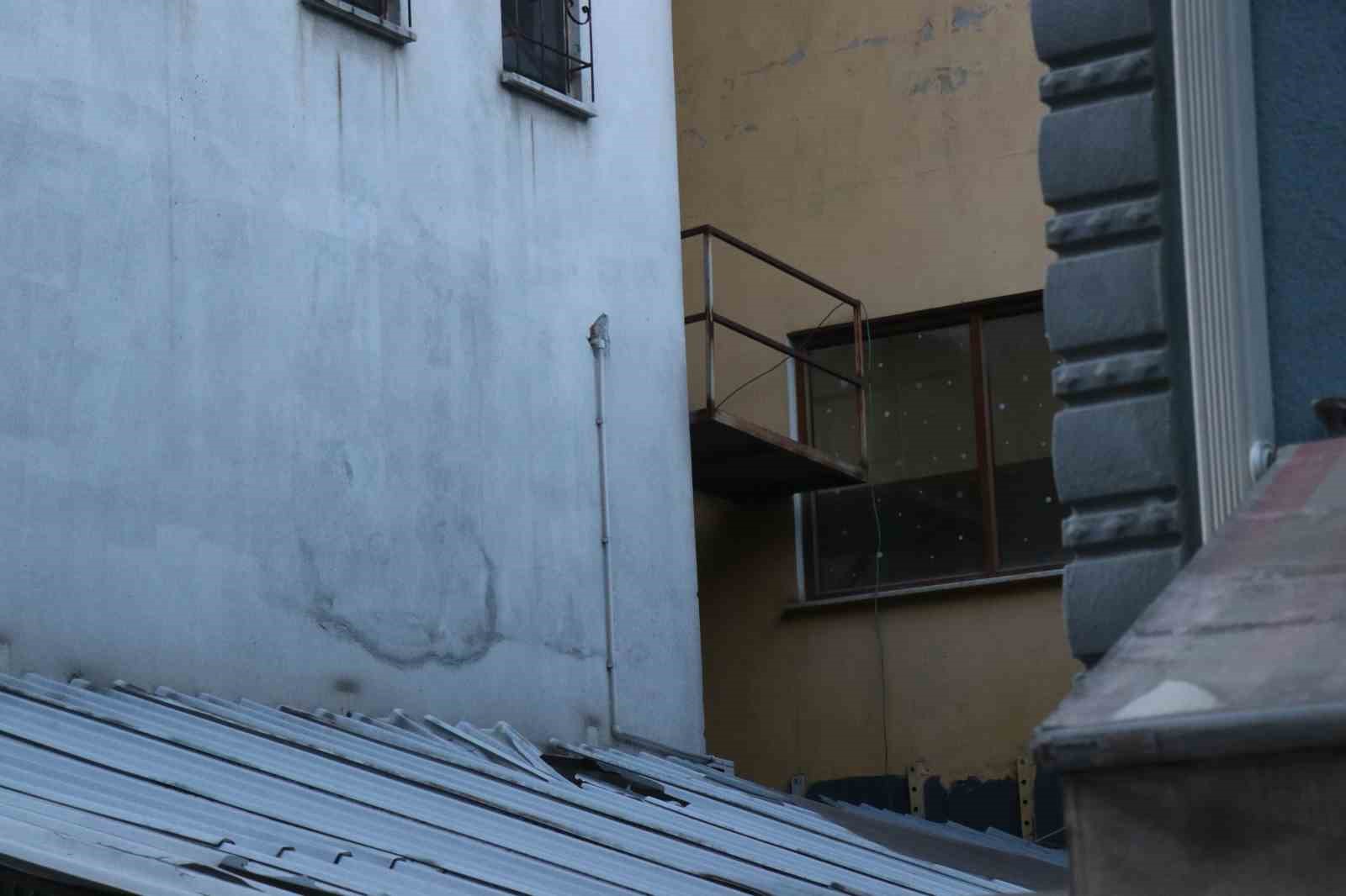 Marketten ürün çalmaya çalıştı, kaçarken yüksekten düşüp yaralandı
