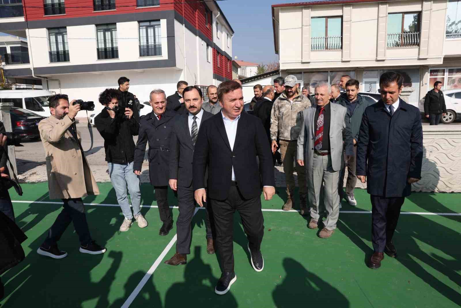 Erzincan’da 101 okulun bahçesine kauçuk zemin yapıldı
