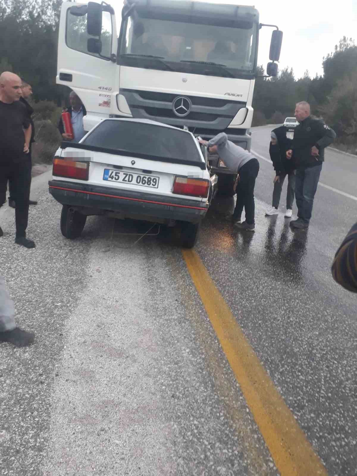 Akhisar’da kamyon ile otomobil kafa kafaya çarpıştı: 1 ölü, 1 yaralı
