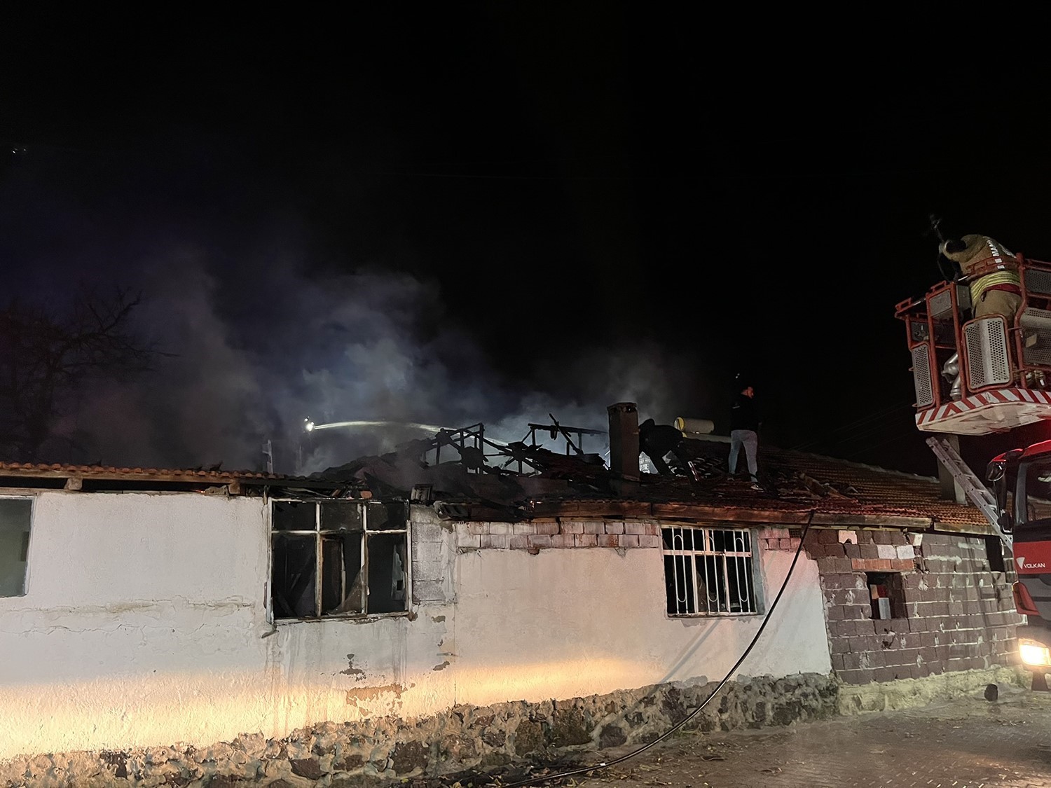 Kula’da gece saatlerinde yangın paniği
