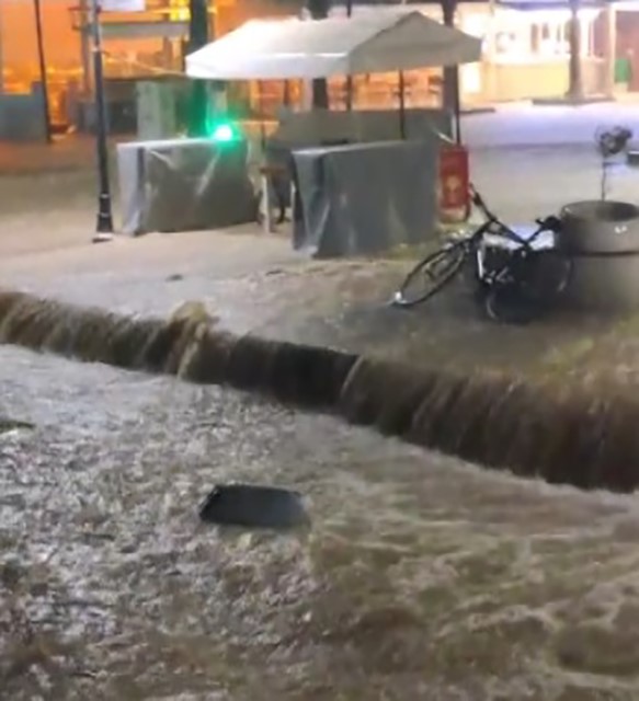 Çeşme’de etkili sağanak: Adeta denizle kara birleşti
