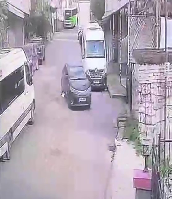 El freni çekilmeyen otomobil bahçe duvarını yıktı
