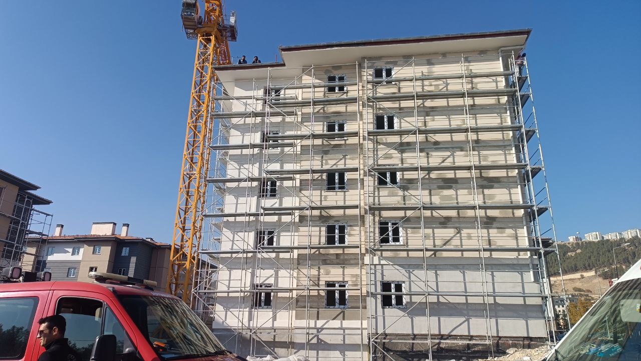 İntihar girişiminde bulunan arkadaşlarına aldırış etmeden çalışmaya devam ettiler
