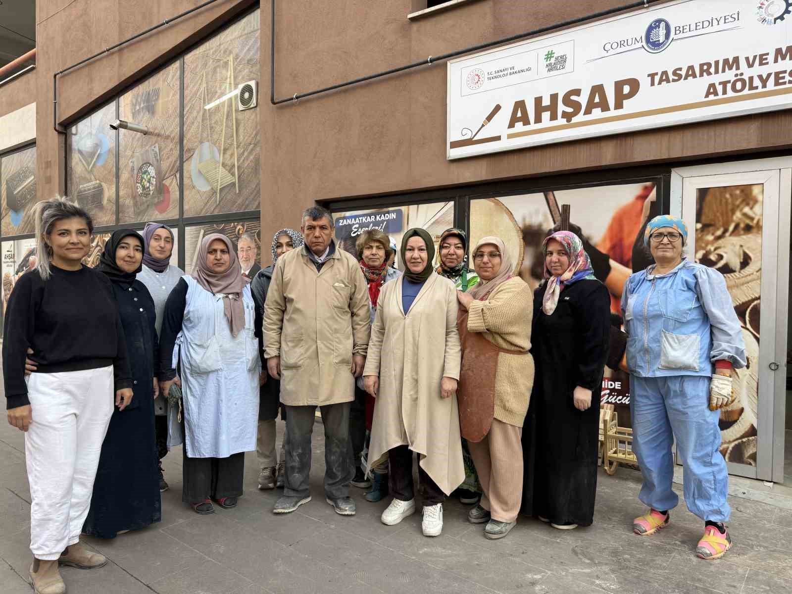 Kadınlar ahşap atölyesinde hem öğreniyor hem üretiyor