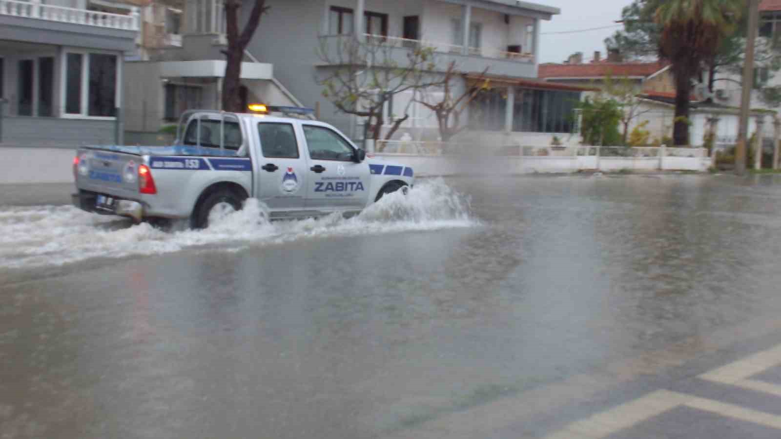 Burhaniye’de sağanak yağış yolları göle çevirdi, bazı evlerin bodrumlarını su bastı
