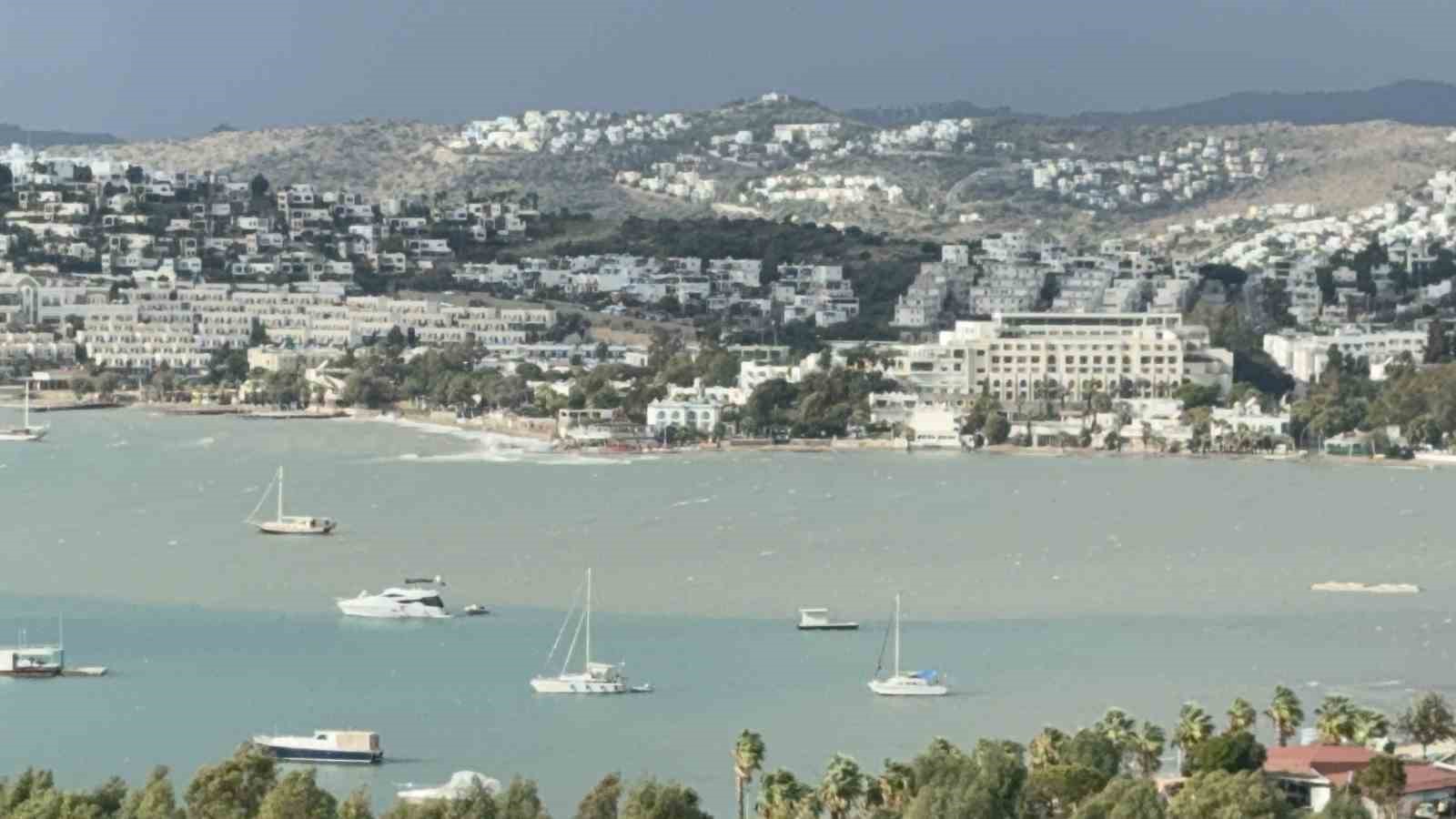 Bodrum’da sağanak sonrası deniz çamura döndü, ikiye ayrılan renk görenleri şaşırttı
