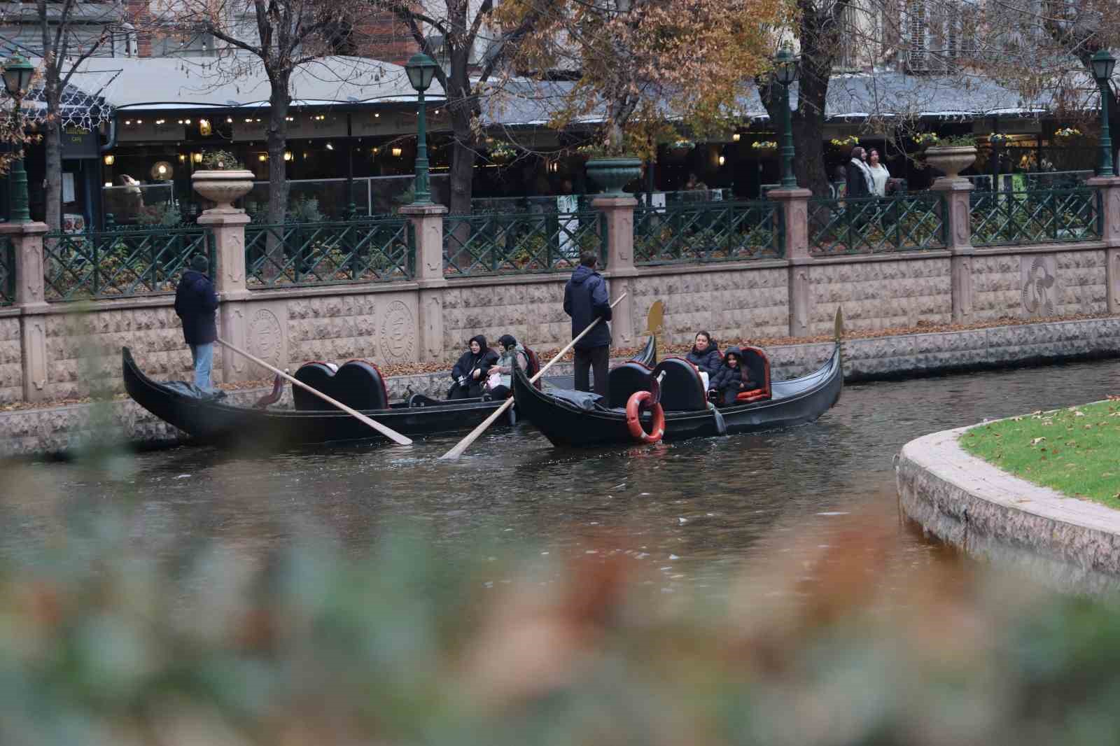 Eskişehir’de soğuk havaya rağmen gondol keyfi yaptılar
