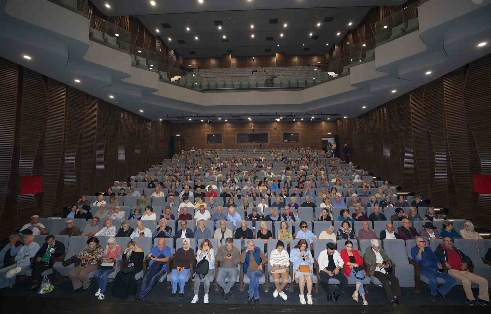 Mersin’de emekli evi üyeleri ‘Ben Anadolu’ oyununa yoğun ilgi gösterdi