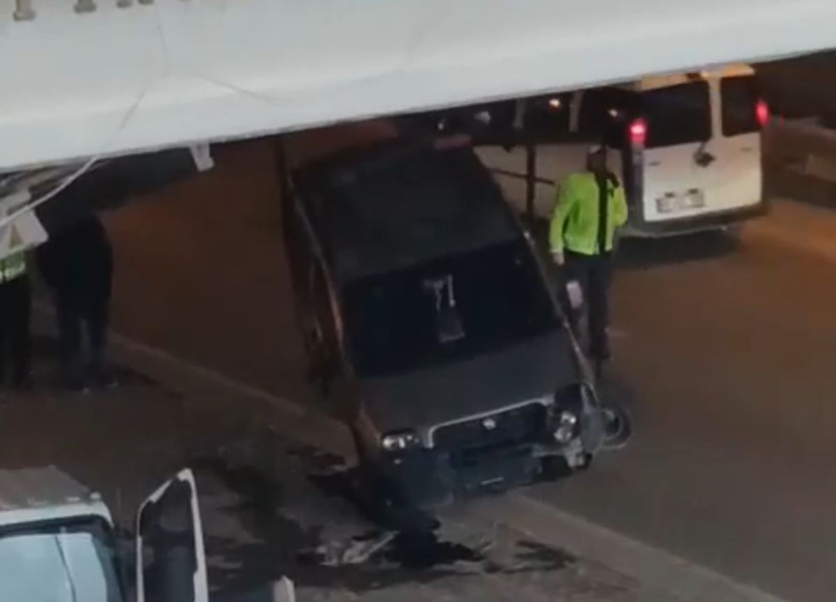 Kontrolden çıkan hafif ticari araç refüje çarptı: 1 yaralı
