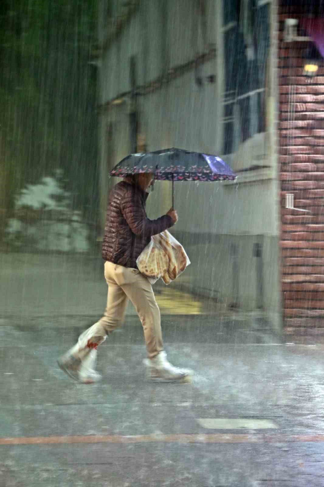 Sarı alarm ile uyarılan Antalya’da sağanak etkisini gösteriyor