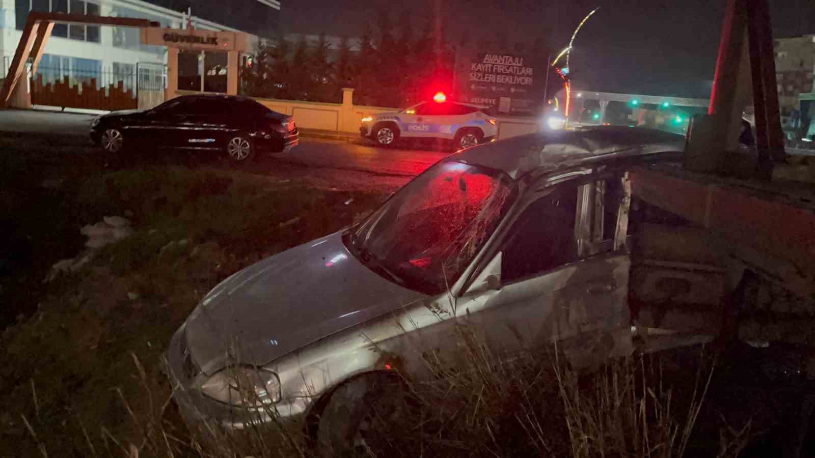 Park halindeki tıra çarpan otomobildeki 2 kişi yaralandı