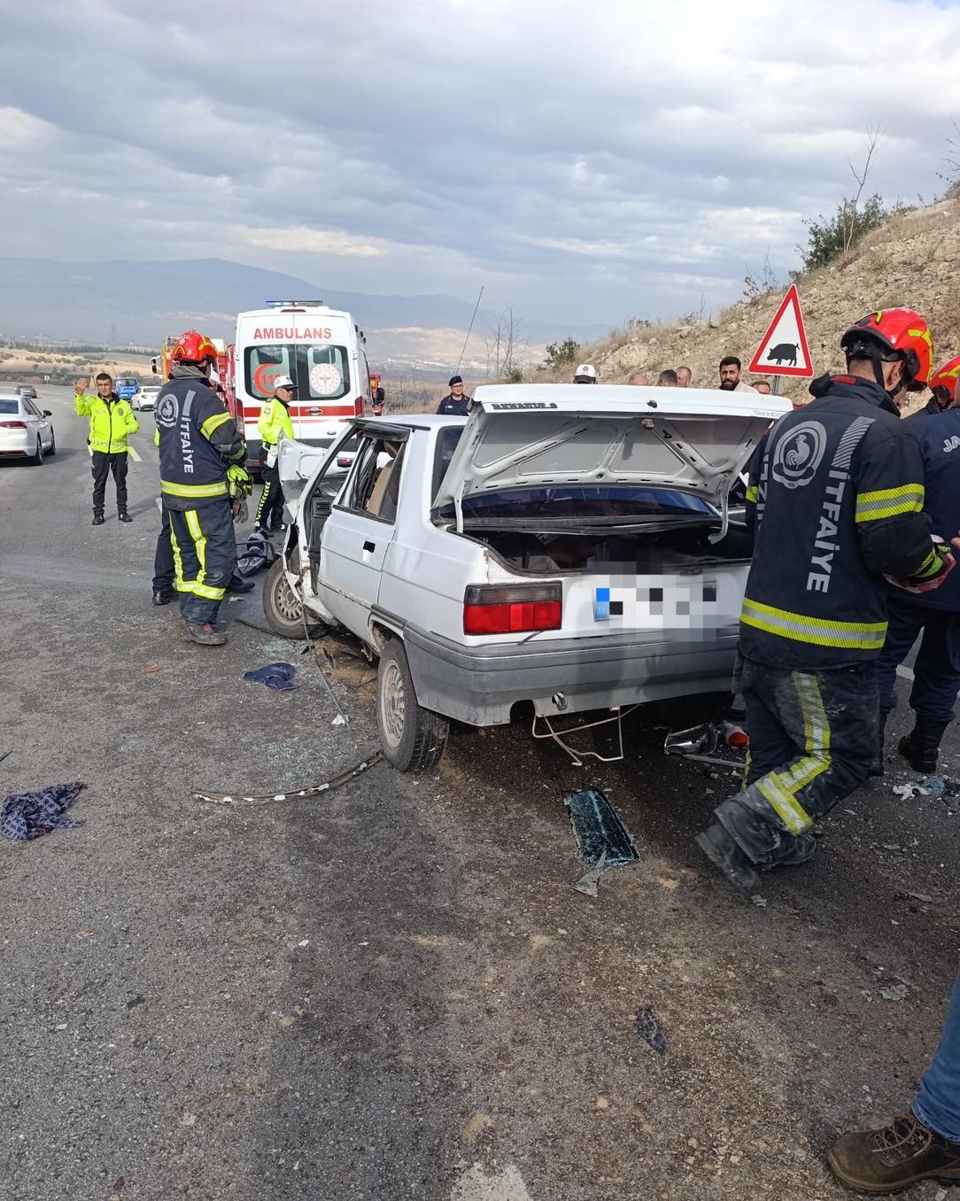 Kamyona arkadan çarpan otomobil hurdaya döndü; 1 ölü 1 yaralı
