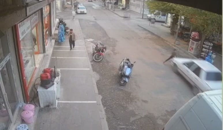 Siverek’te otomobilin çarptığı çocuk, ayağa kalkarak kaçtı
