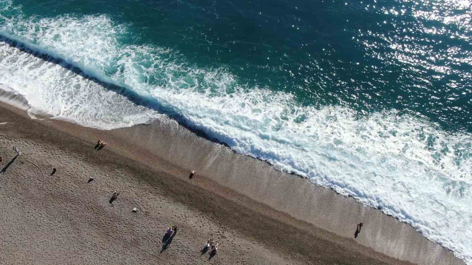 Antalya’da dün yağmur ve fırtına, bugün deniz keyfi
