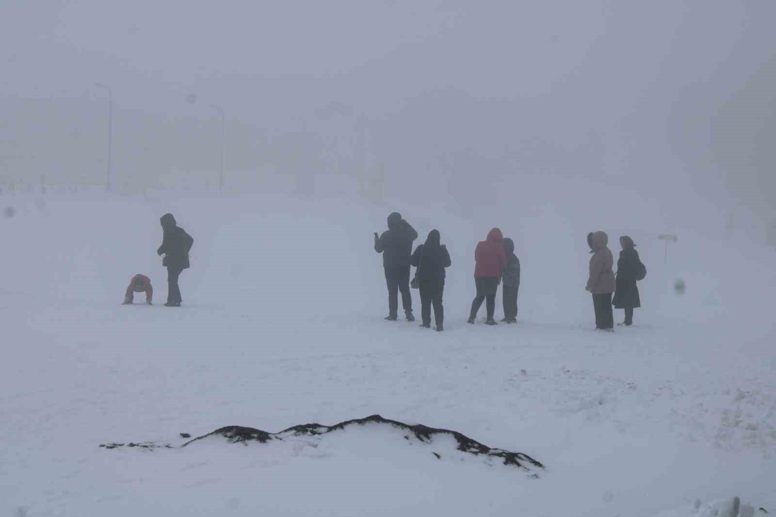 Erciyes güne beyaz örtüyle uyandı