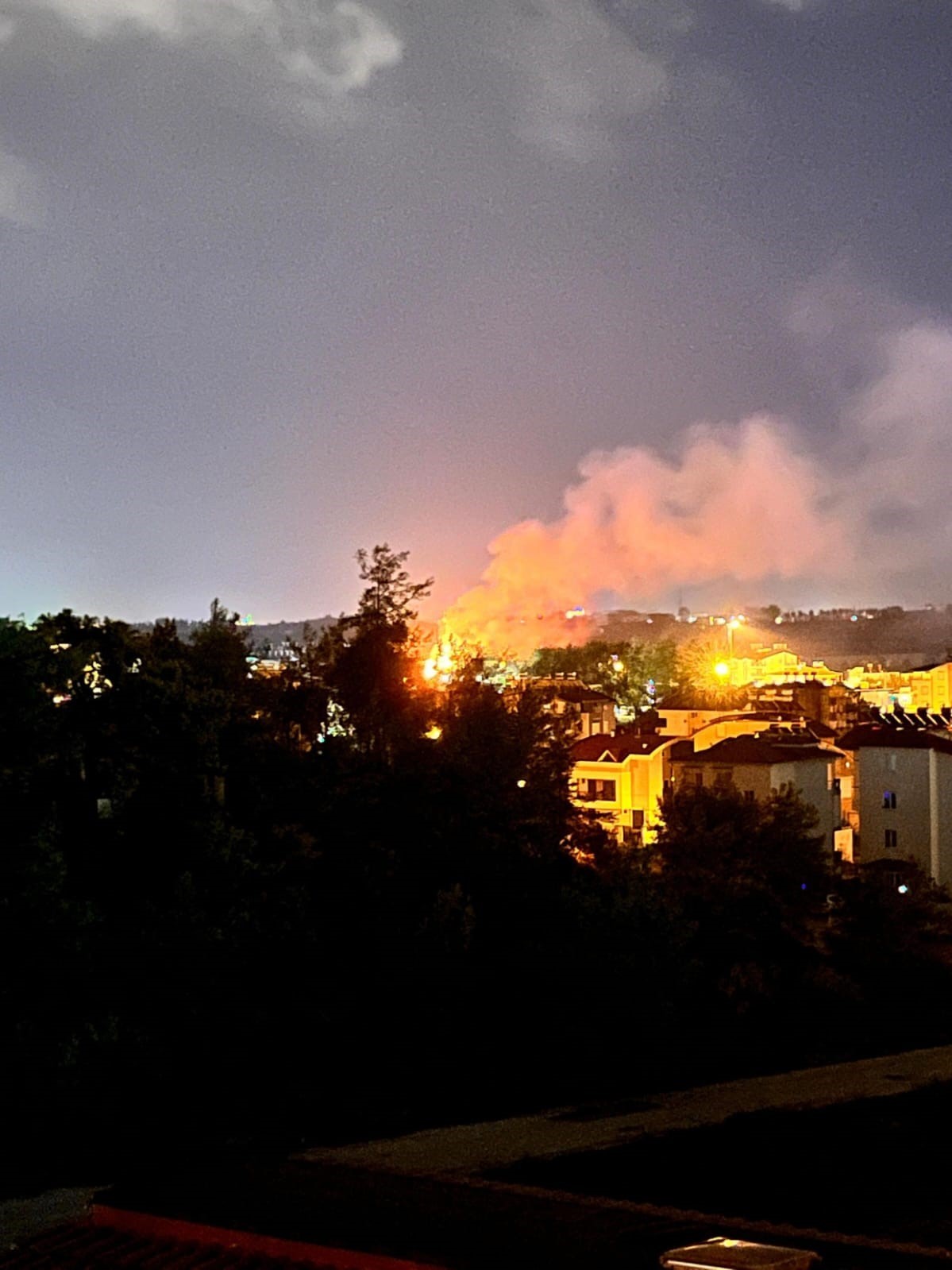 Yıldırım yangına sebep oldu konteyner küle döndü

