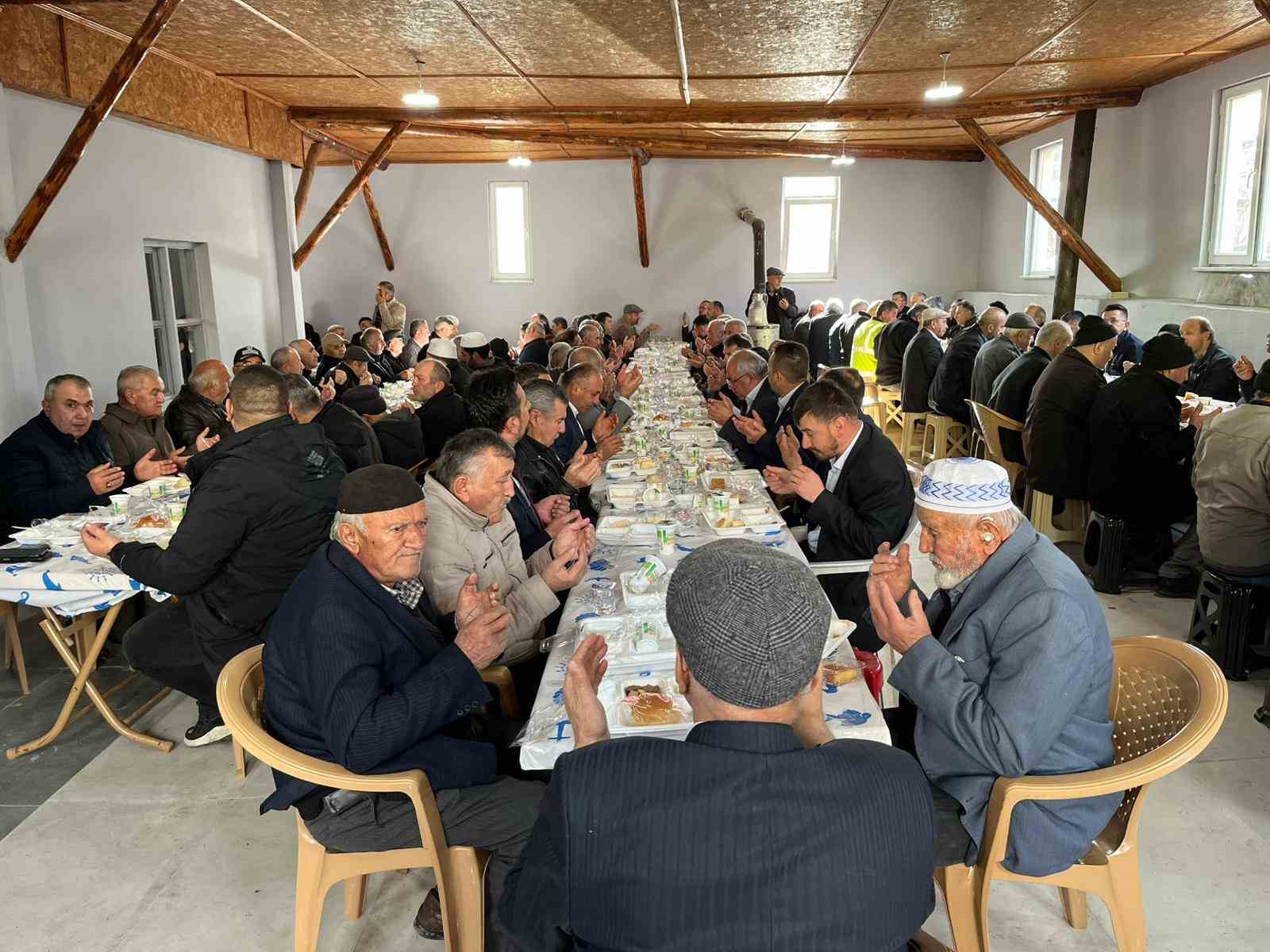Onlarca kişinin mezar yeri taşınmıştı, gıyabi cenaze namazı kılındı