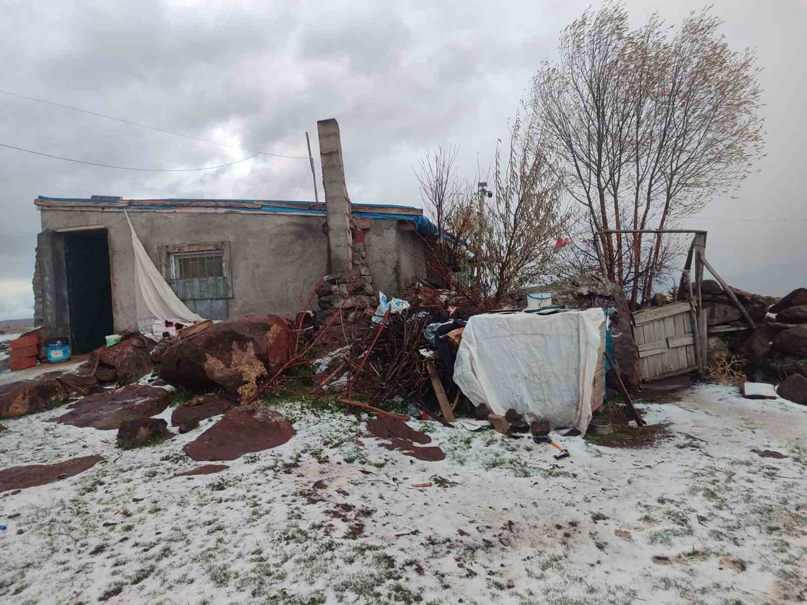 Afyonkarahisar’ın 1300 rakımlı yaylasına mevsimin ilk karı düştü