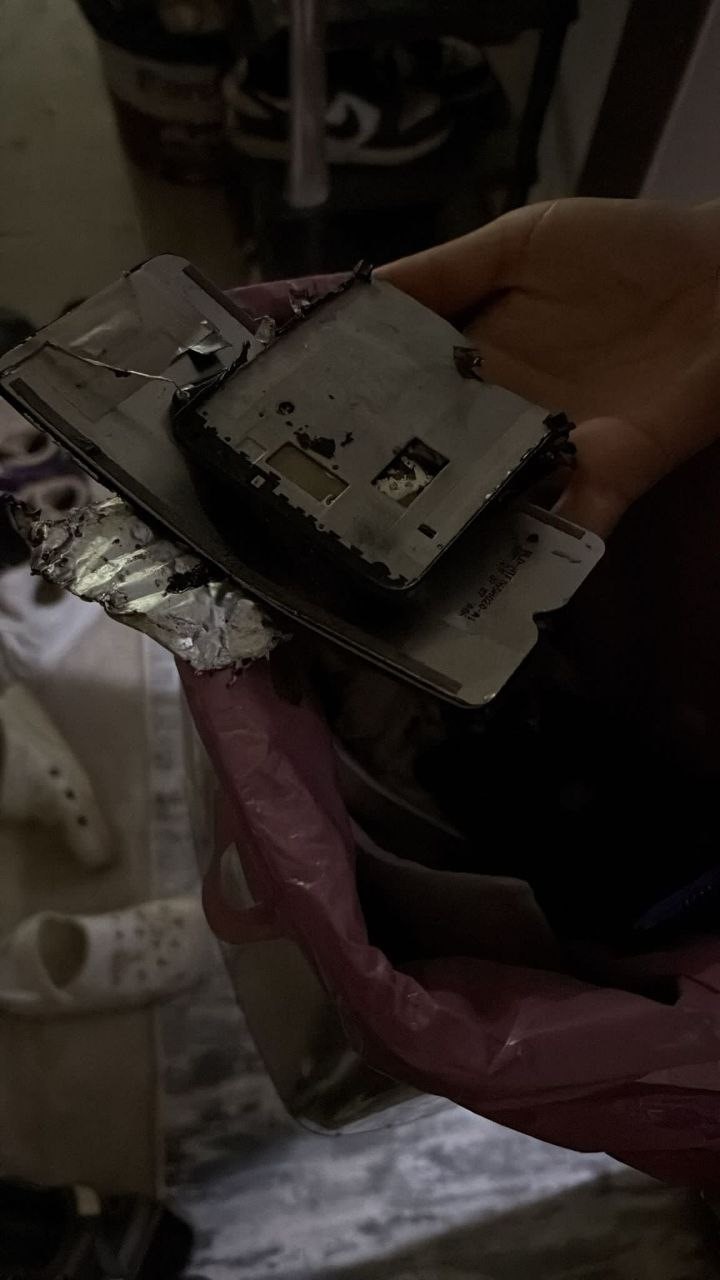 Şarjda bırakılan cep telefonunun bataryası patladı
