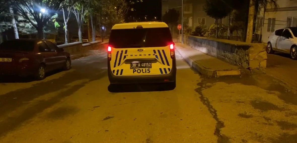 Kayseri’de ekipler 1 saat arayla yaşanan farklı olaylarda bıçakla yaralanan 2 şahsı araçta buldu
