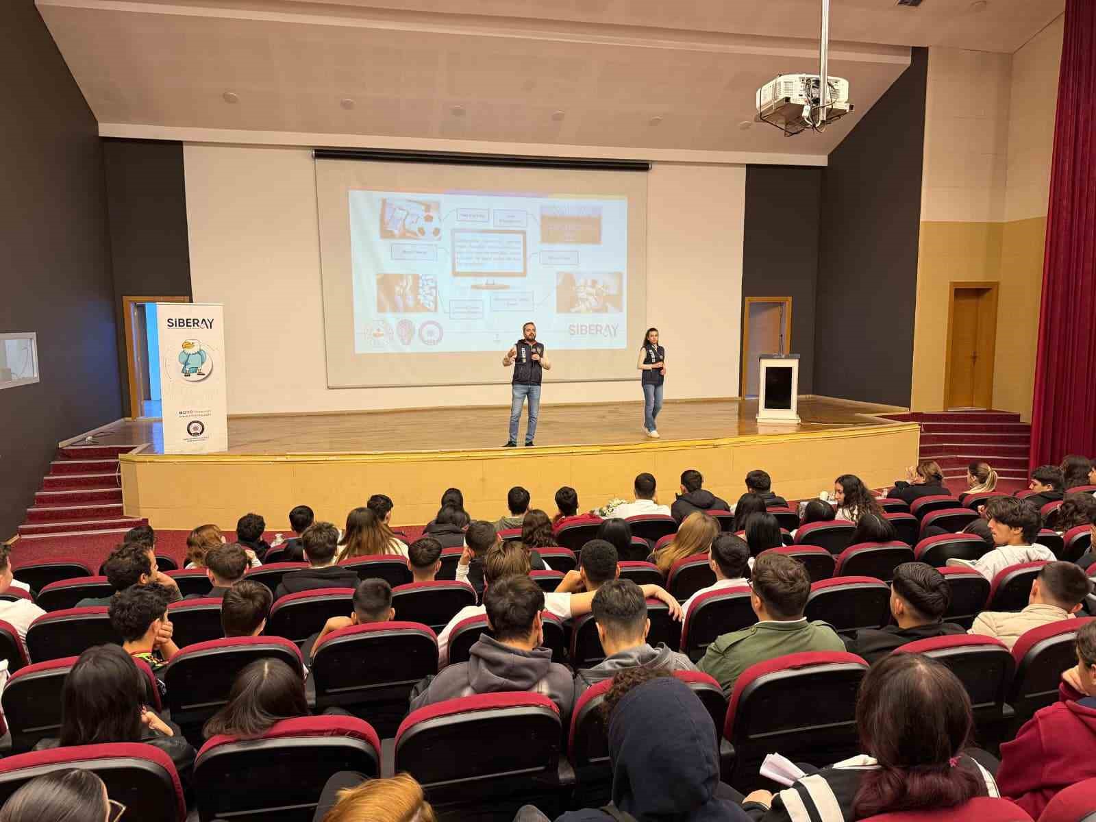 Adana’da öğrencilere dijital güvenlik eğitimi verildi
