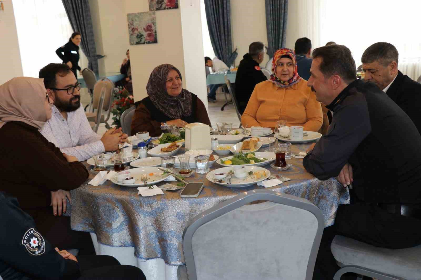 Kütahya Emniyeti şehit aileleri ve gazilerle kahvaltıda buluştu