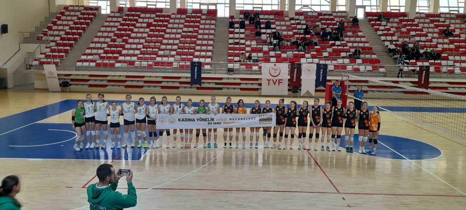 Genç sporculardan kadına şiddetle ilgili anlamlı pankart
