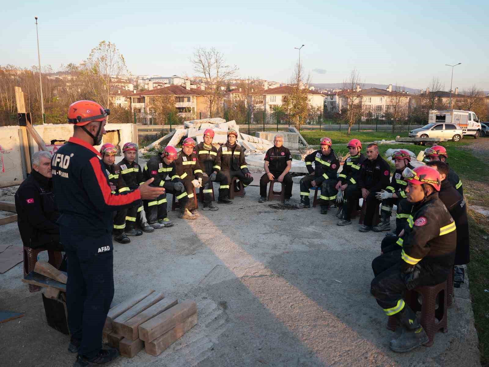 Düzce itfaiyesine enkazda arama kurtarma eğitimi
