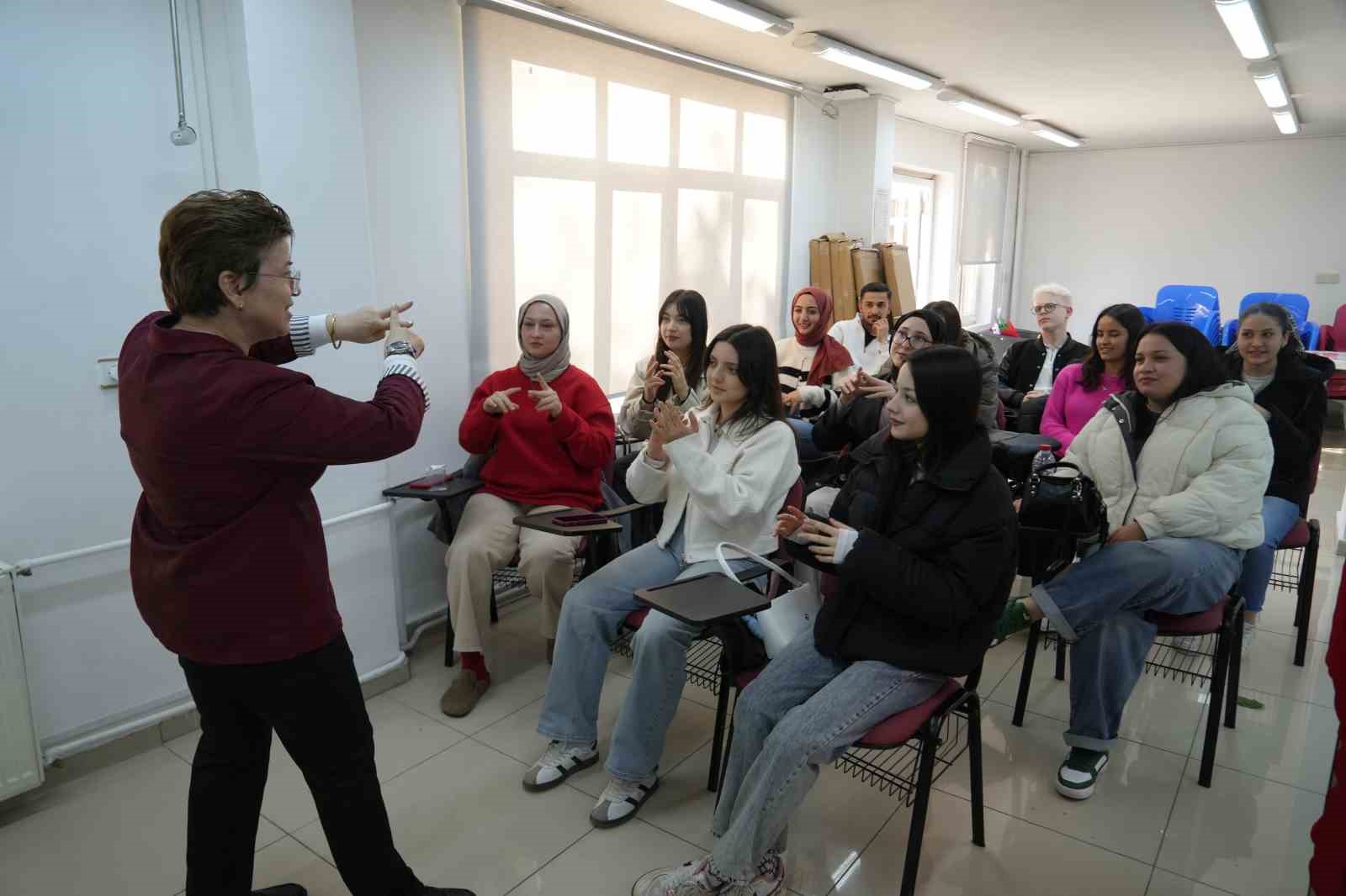 Öğrenciler işitme engelli bireylerle iletişim kurabilmek için işaret dili öğreniyor
