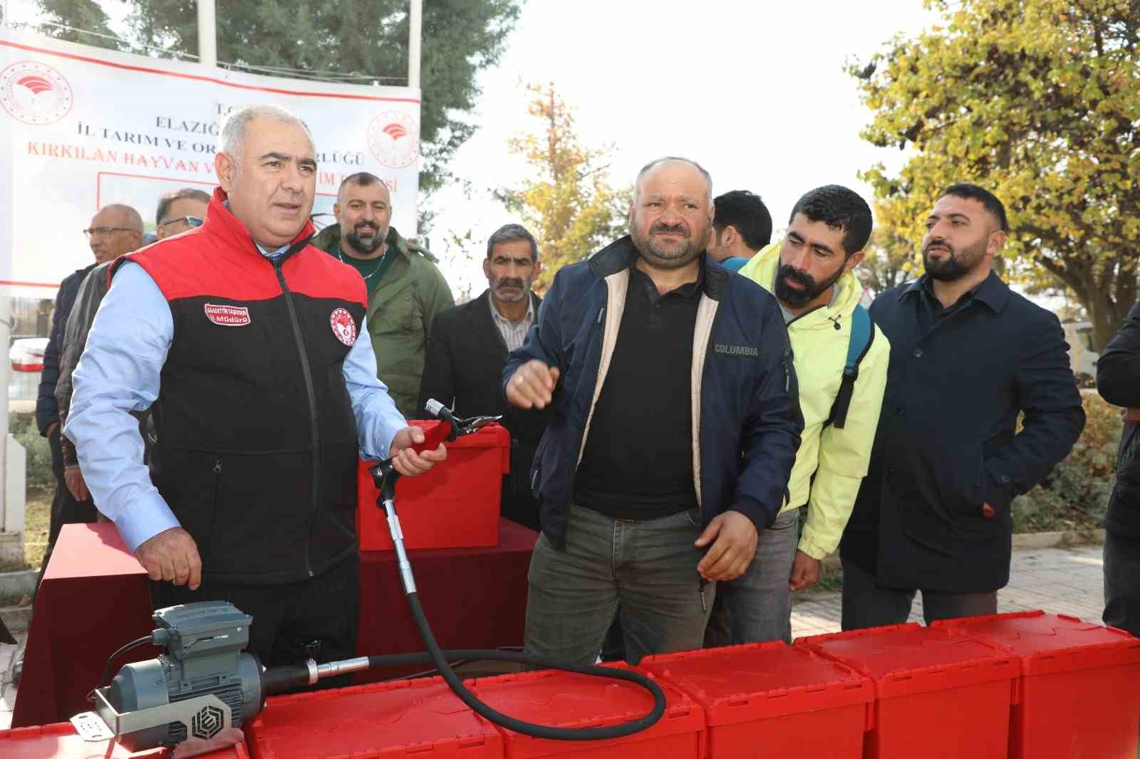 Elazığ’da hayvan üreticilerine kırkım makinası verildi