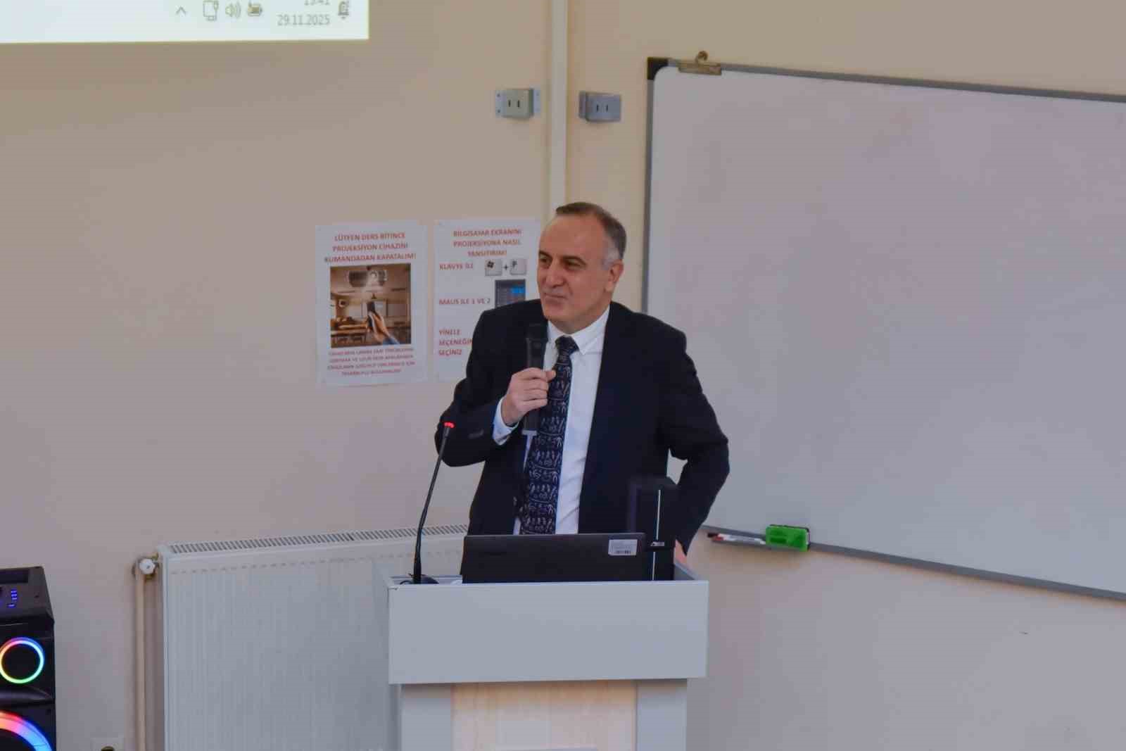 OMÜ Tıp Fakültesi’nin 1990 mezunları 35 yıl sonra aynı amfide buluştu
