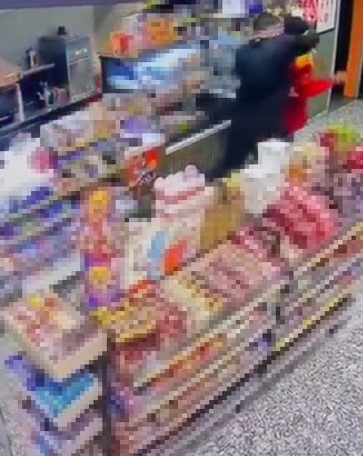 Akaryakıt istasyonunda çalışan genci darbeden alkollü müşteri gözaltına alındı
